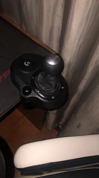 Volante de corrida Logitech G920 com o câmbio 