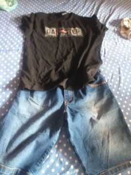 Conjunto camiseta e bermuda jeans novinhas