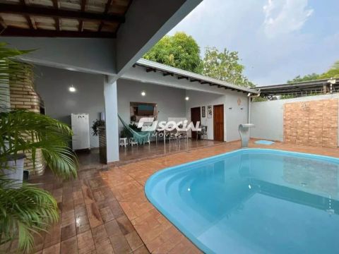Casa para venda possui 187 metros quadrados com 2 suítes em Aponiã