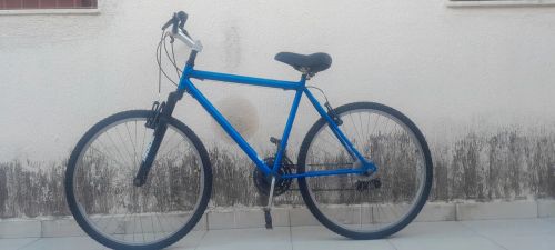Bicicleta azul com marcha