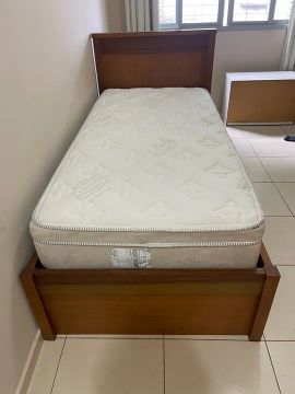 Cama Solteiro com Cabeceira em Madeira e colchão Simmons