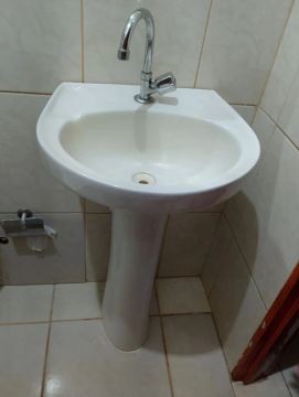 Pia completa com torneira e válvula.