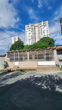 Casa com piscina- 3 quartos - Aleixo- Manaus-AM 