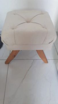 Banco estofado branco com pés de madeira