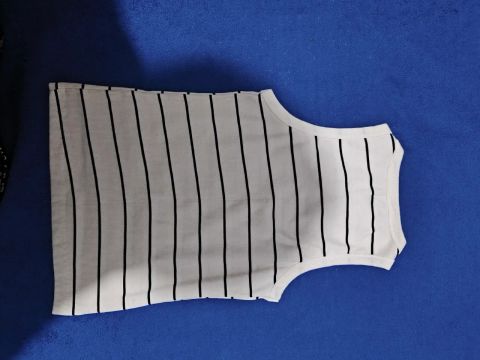 Camiseta listrada branca e preta