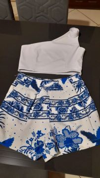 Conjunto Top Cropped Branco + Short Estampa Floral Azul