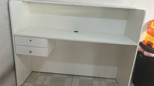 Mesa de escritório branca com duas gavetas