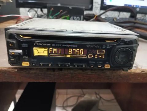Torro radio Pioneer DEH-P2050 chicote funcionando ok rádio e cd  com entrada atrás colocar