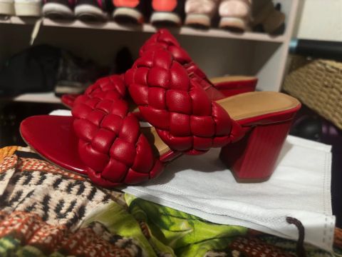 Sandália feminina vermelha trançada