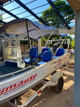 Lancha de alumínio com motor e trailer