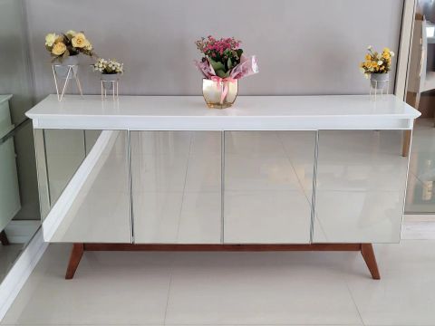 Buffet Classic branco com 4 portas espelhadas.