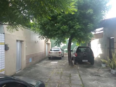 Vendo casa em rua particular com vizinhança tranquila.
