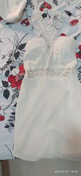Vestido off white com renda e pérolas 