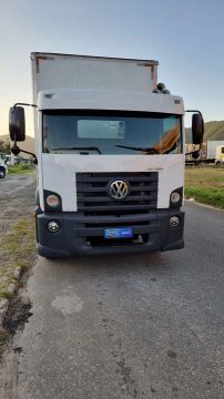 Vw modelo 13.180 constellation baú de 8 metros isolado com chapa no fundo 