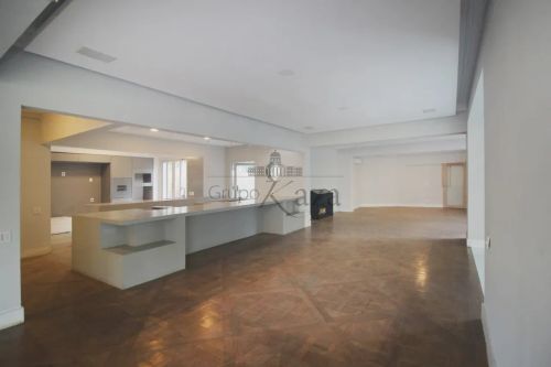 Casa - Jardim Europa - 4 Suítes - 320m².