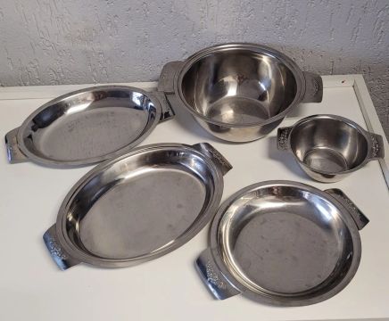 Tigelas de inox com detalhes nas alças 