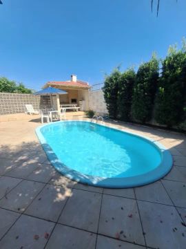 Uma casa excelente de 234 m2 para viver momentos agradáveis com a família e amigos, num es