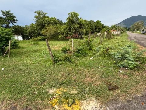 Terreno com área verde em ótima localização