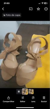 Sandálias de salto alto em suede marrom