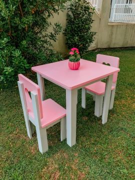 Mesa com cadeirinhas