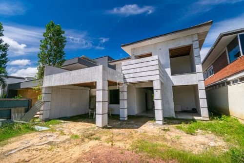 Venda de Casa em Condomínio em Porto Alegre-RS, bairro Terra Ville com 350m² Área Const.