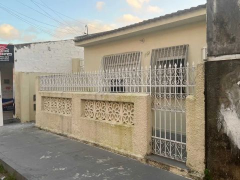 Casa em rua pública / Rosa Elze *
