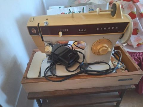 Máquina de Costura Singer 242