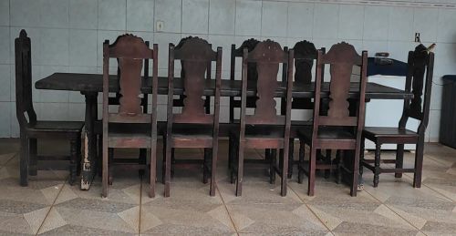 Conjunto de Mesa e Cadeiras de Madeira Maciça