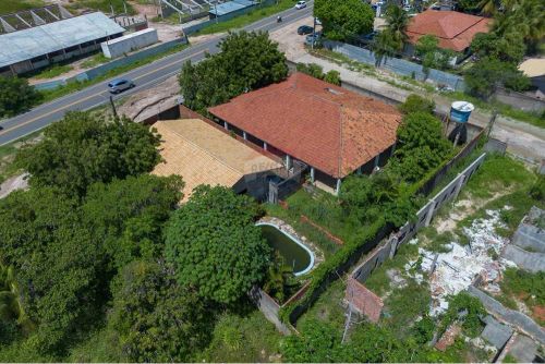 Casa com terreno de esquina na avenida em Zona Comercial de Aquiraz