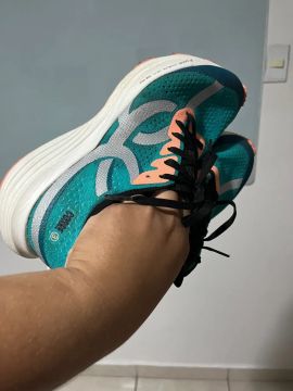 Corre 3 em estado de novo tamanho 39