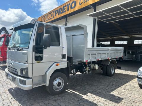 Caminhão cargo 1119 cacamba