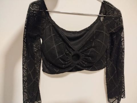 Blusa Preta com Detalhe de Anel