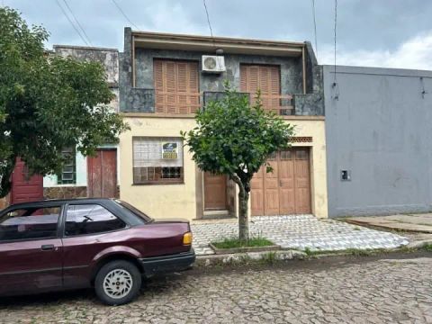 Sobrado à venda, Centro, Pelotas, RS. 4 dorms., 3 salas, 4 banh, 1 vaga, ar-cond, cozinha,