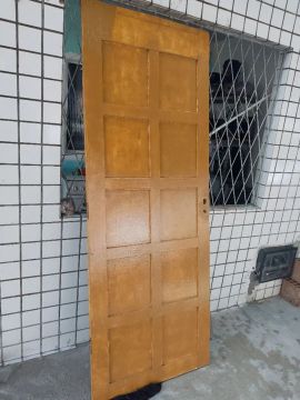 Porta de madeira maciça, já pintada 