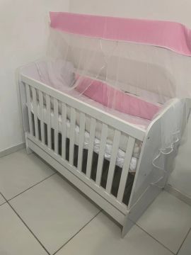 Berço três em um branco com colchão. 