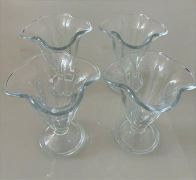 Conjunto de 4 taças de vidro para sobremesa