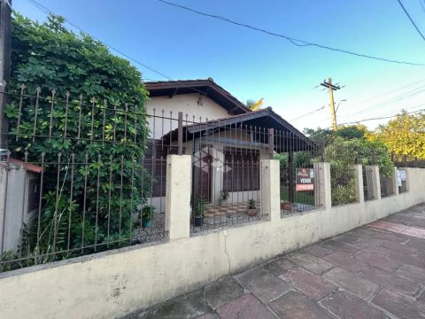 Casa de 4 dormitórios em terreno de esquina no bairro Schulz!