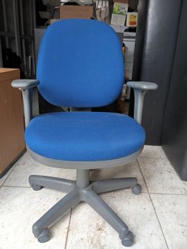Torro cadeira escritório semi nova ótima qualidade por 150 reais vista Wats *