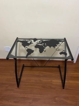 Mesa de ferro vidro e Mapa Mundi