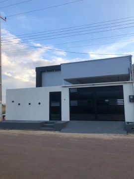 Casa moderna com garagem e área externa 