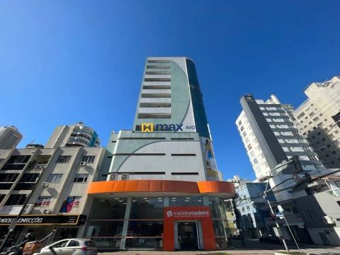 Locação: Sala comercial com 65m². Centro. Balneário Camboriú.