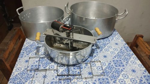 Kit fabricação de doces 3 panelas e 60 forminhas vazadas