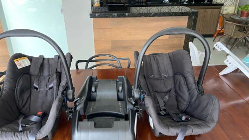 Vendo dois bebê conforto e uma base.