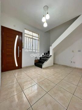 Casa em condomínio com 02 quartos, armários planejados e uma vaga coberta, São João Batist