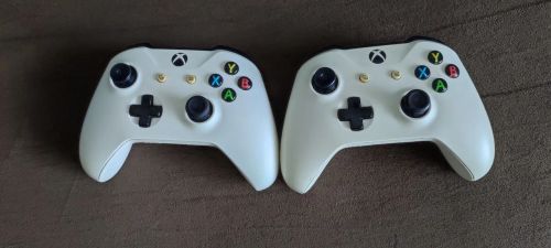 Dois controles Xbox One Branco - Seminovos