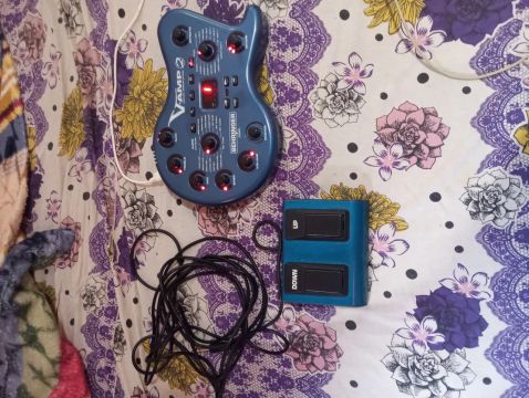 Pedaleira de Guitarra Behringer V-Amp 2