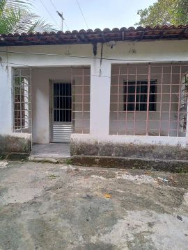 Casa com pequeno sítio 
