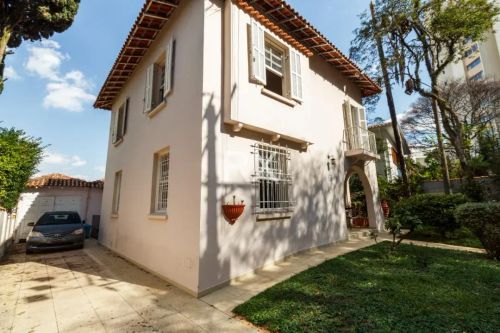 Casa com 235 m², 4 quartos sendo 1 suíte para alugar no bairro Pacaembu.