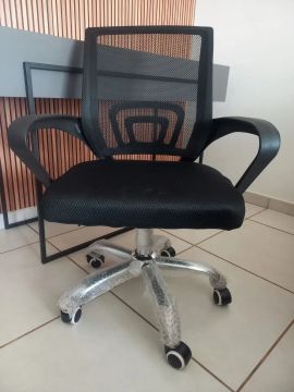Cadeiras de escritório novas na caixa, promoção 225 cada! Não aceito ofertas!
