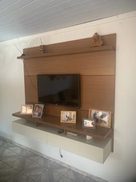 Rack para TV em madeira com prateleiras